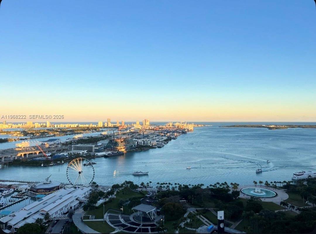 Spacious 2. 5 Bed 2 Bath High Rise Condo in Downtown Miami !