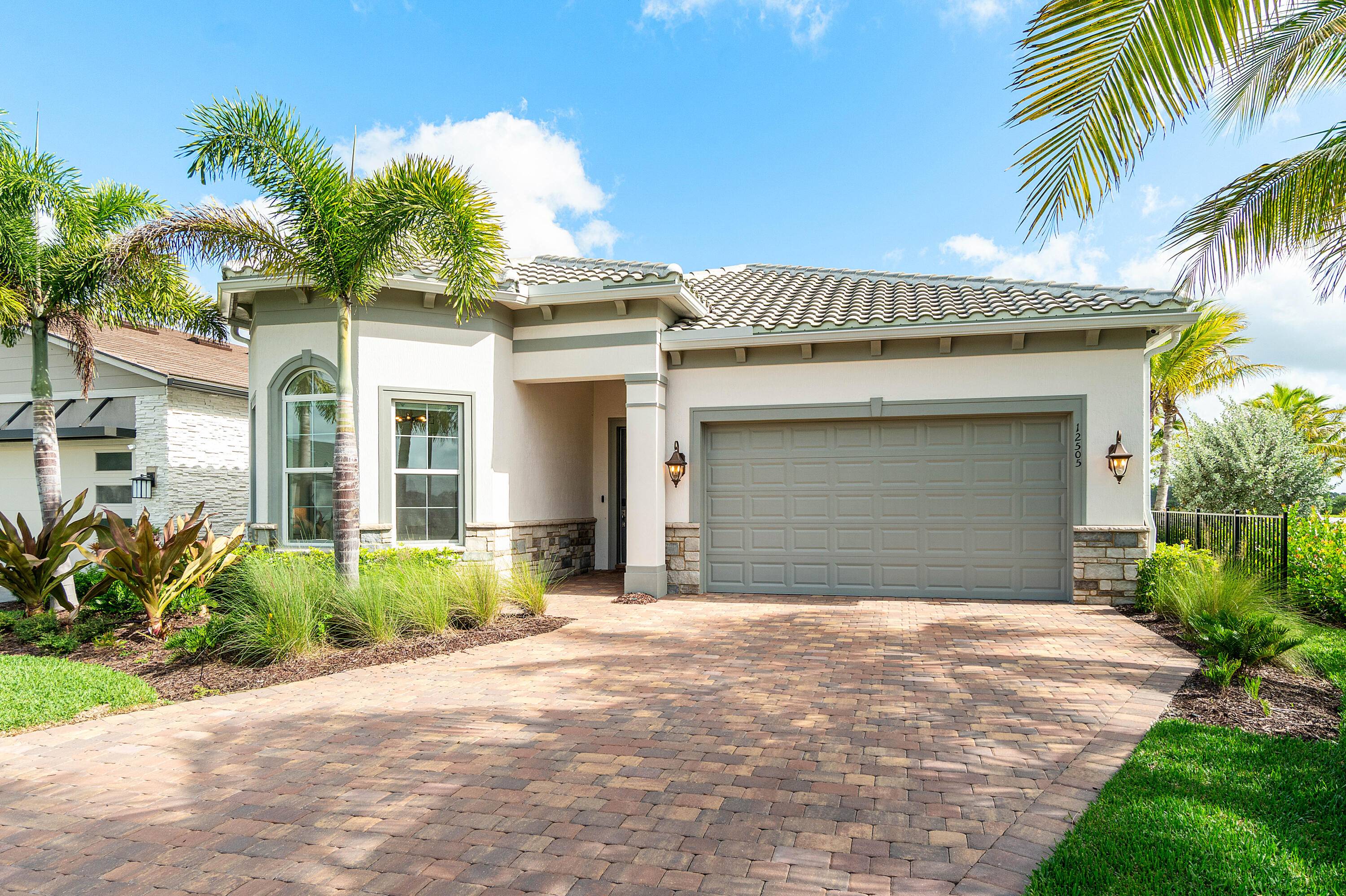 THE HOME BUYER WHO WANTS IT ALL ''NOW'' AT THE RIGHT PRICE RESALE NEW CONSTRUCTION PRESTIGE MODEL TRUE 3 BEDROOM 2.
