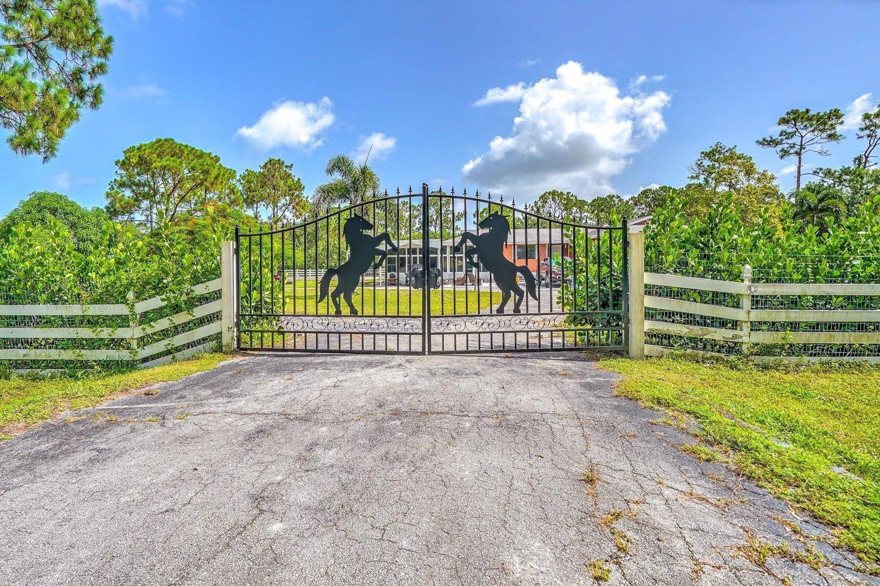 PRICE REDUCED FOR FAST SALE 4 Bed, 2 Bath Home on Over 1 Acre in Loxahatchee This stunning 4 bed, 2 bath single family home is a true equestrian paradise ...