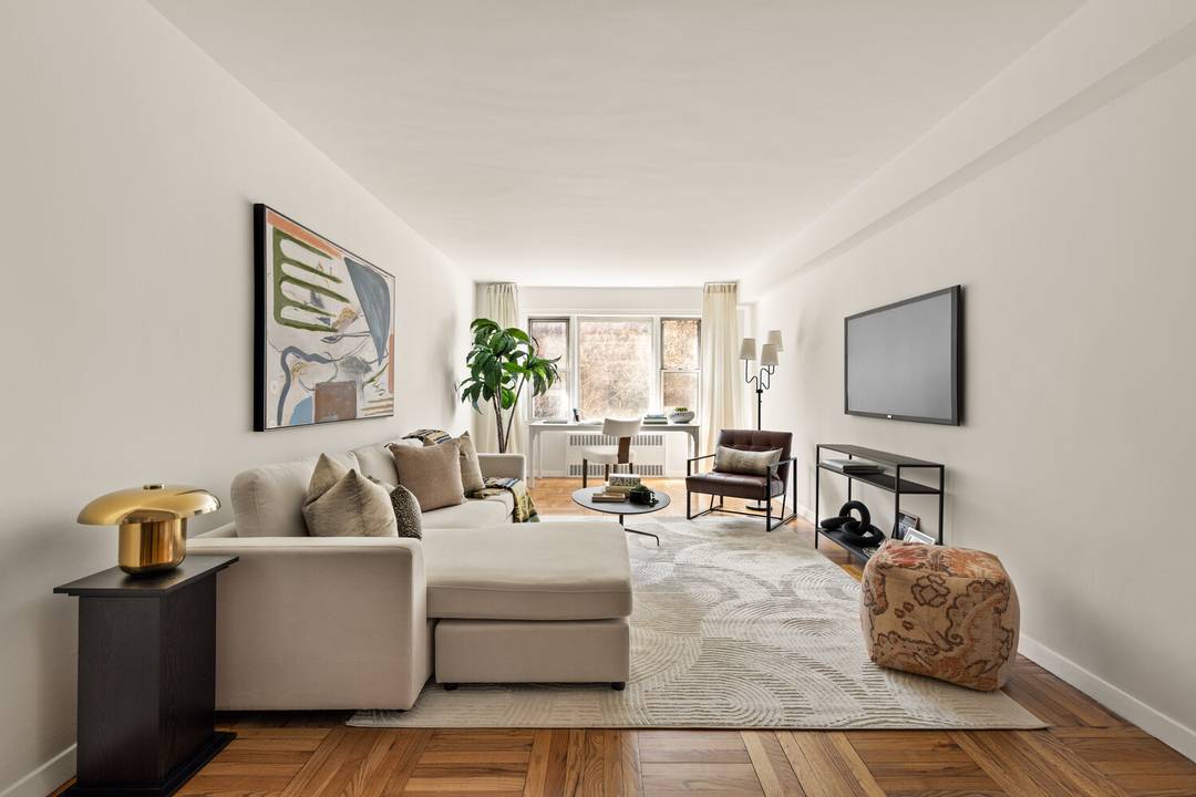 A true Brooklyn Heights gem, this expansive one bedroom one bathroom residence offers an exceptional combination of space, versatility, and natural light, set on one of the neighborhood's most picturesque ...