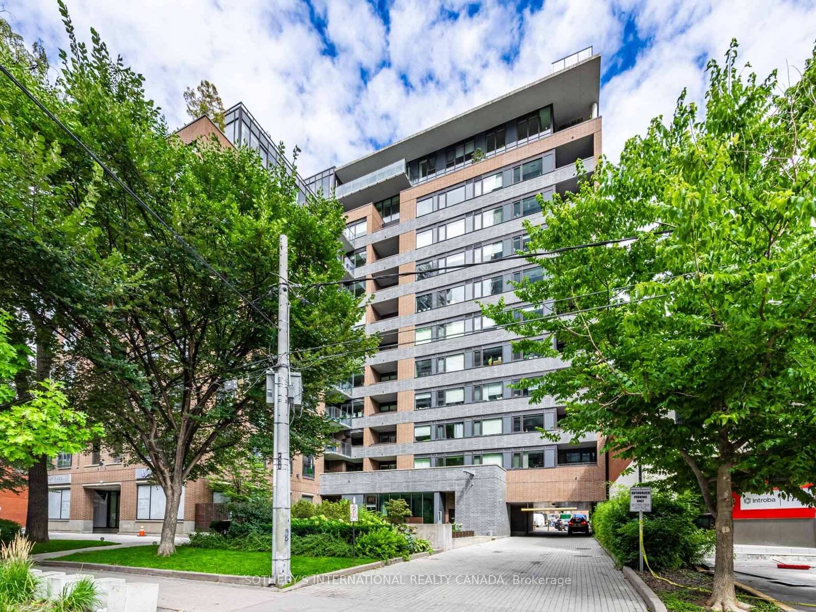 Rarely Offered Quiet And Clean 1 Bedroom 2 Bathroom Unit Located In A Beautiful Boutique Building In The Heart Of Downtown Toronto.
