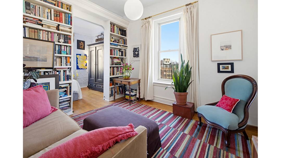 This Jewel Box studio in the sky has been architect converted to a 1 bedroom, making the most of its sunlight and VIEWS from 5 windows !