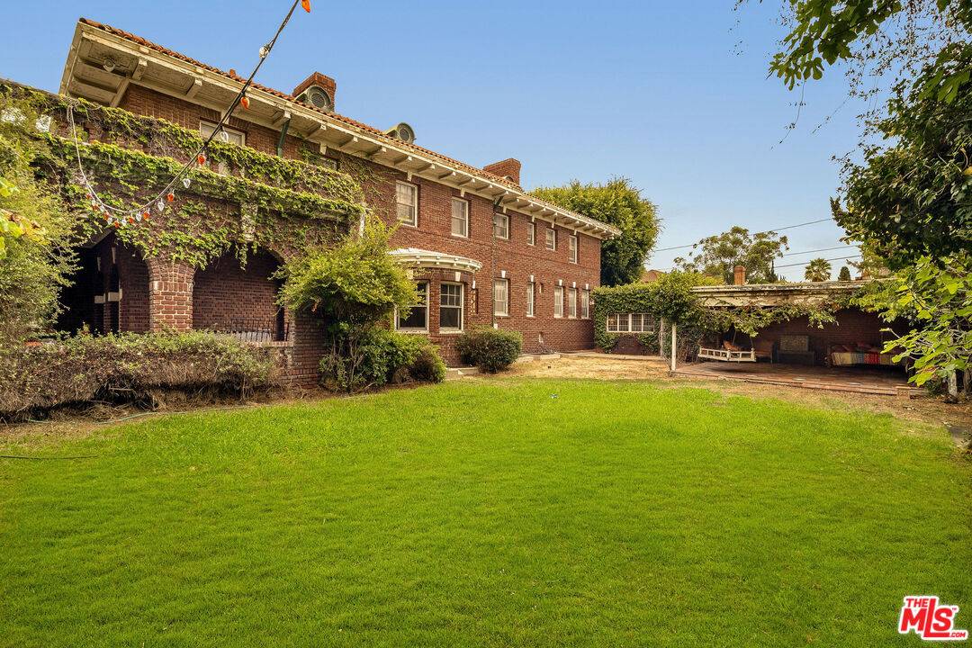 1130 Westchester Pl 6BR La