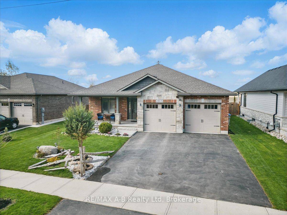 Emily Street ! This beautiful bungalow backs onto the quiet beauty of farmland and from the front porch you can over look the lovely Thames river that runs through St ...