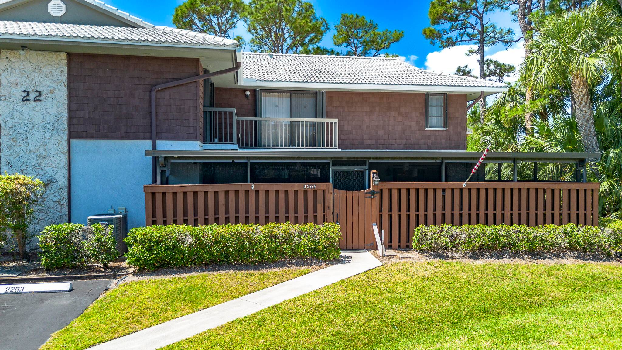 Beautiful End Unit Townhome in Sought After Camelot Gardens !