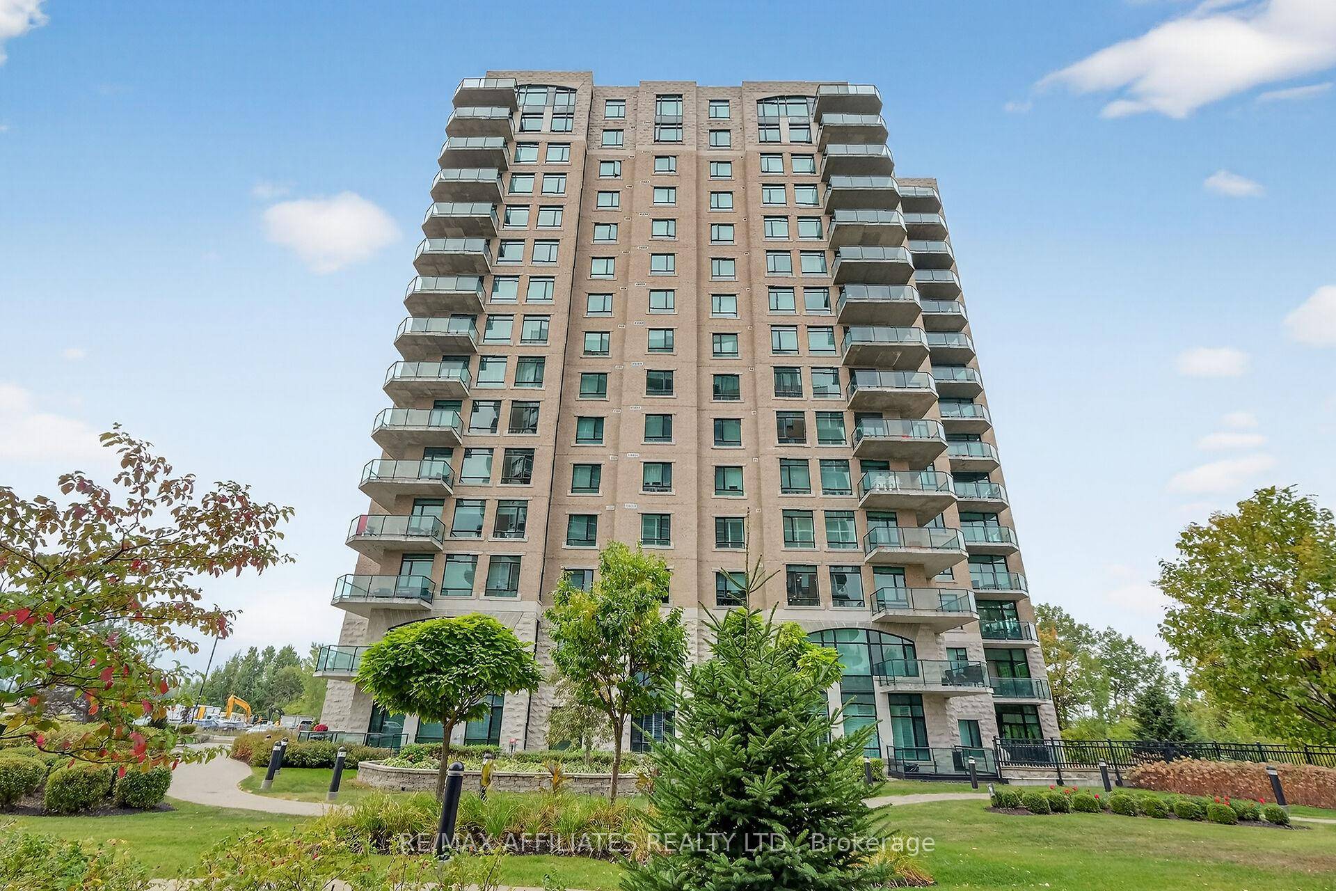 Stunning 2 Bed, 2 Bath Corner Unit with Spectacular Views !