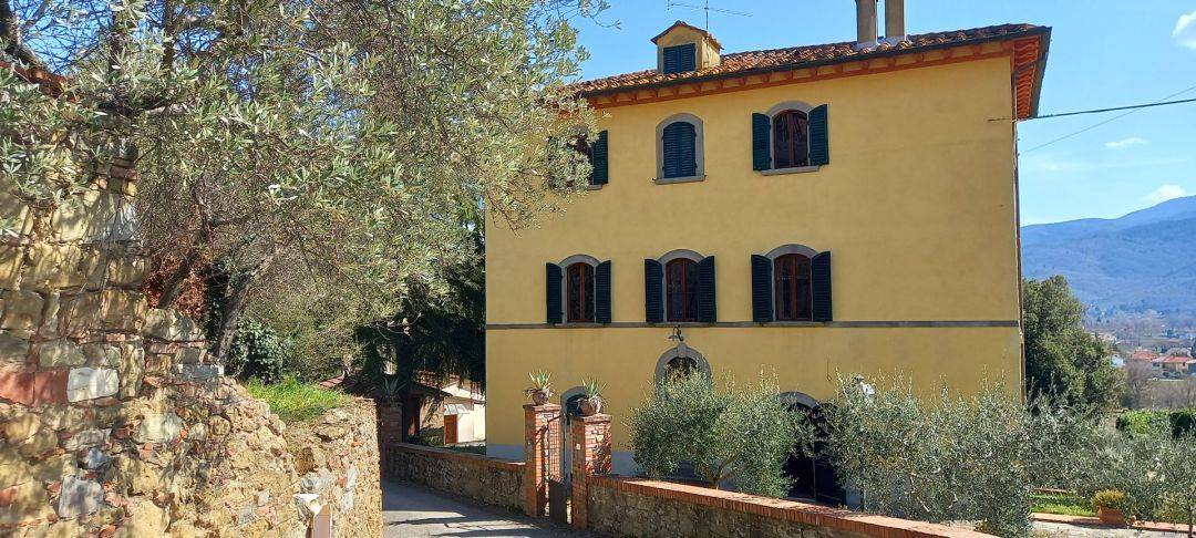Restored ancient villa with garden and annexe for sale in Castiglion Fiorentino, in the province of Arezzo, Tuscany.