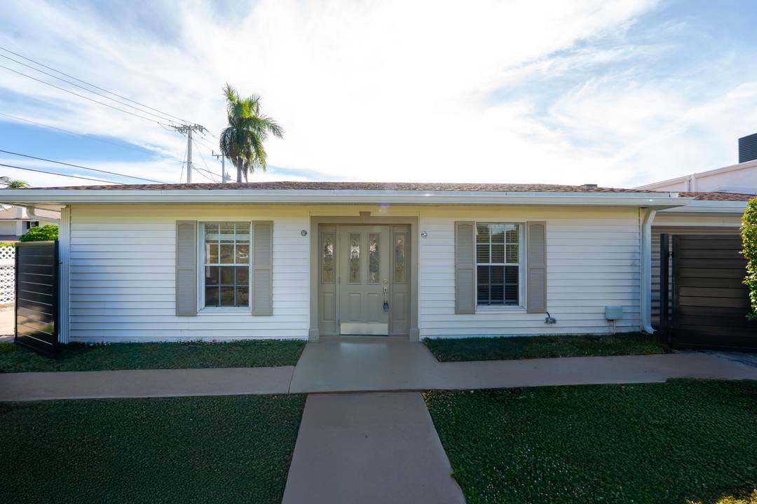 FAST RENTAL ! NO HOA ! TOTALLY RENOVATED DESIGNER FINISHES MOVE IN READY !