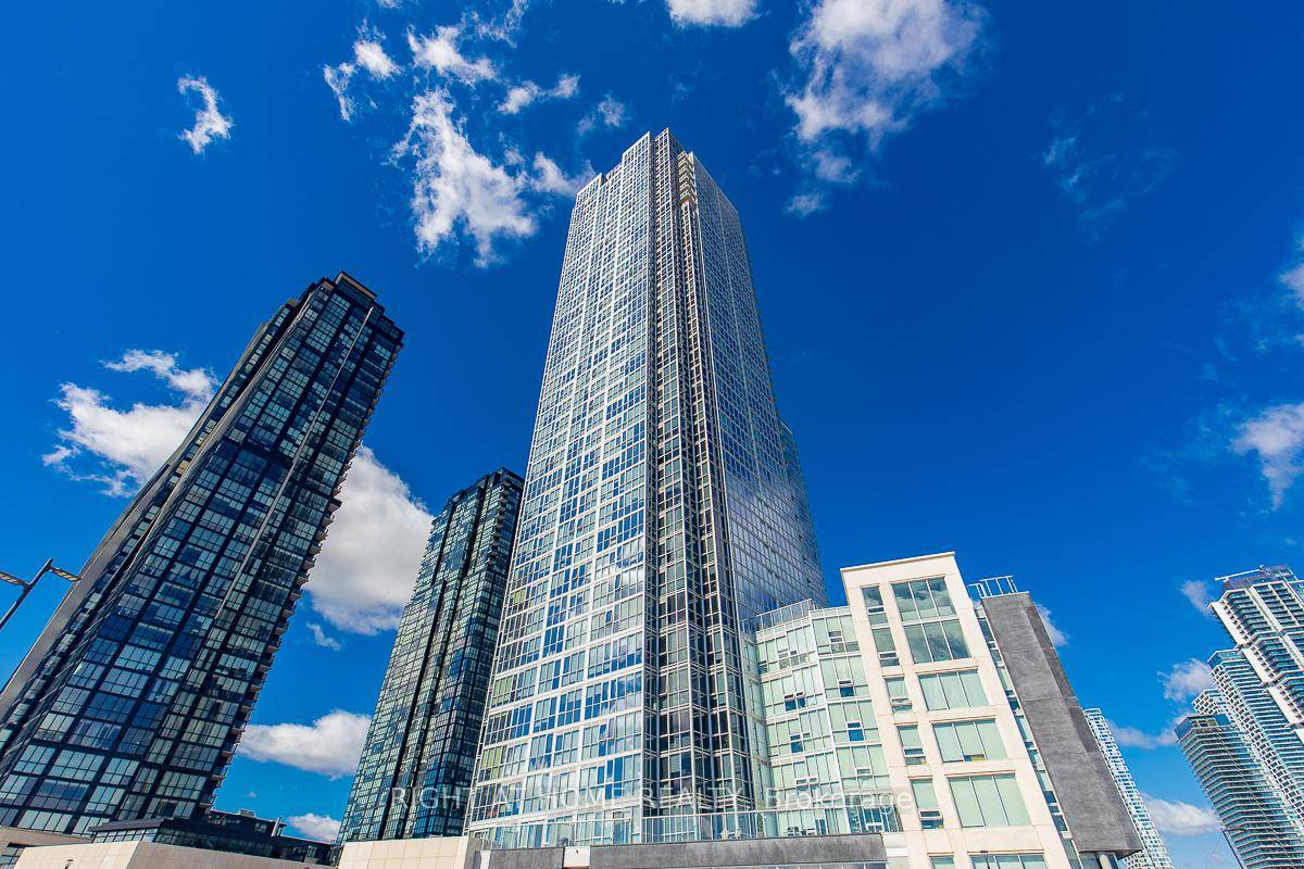 Stunning 2 Bedroom Den Condo in the Heart of Vaughan !