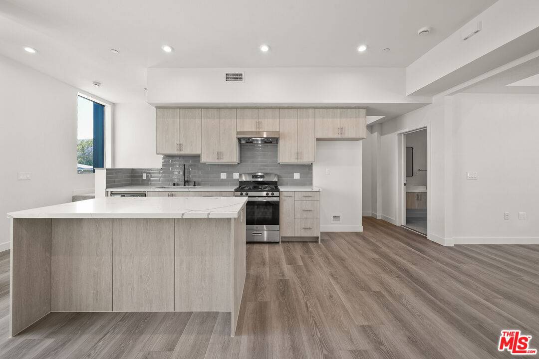 1202 1/2 N Orange Grv 3BR Hollywood Hills East La