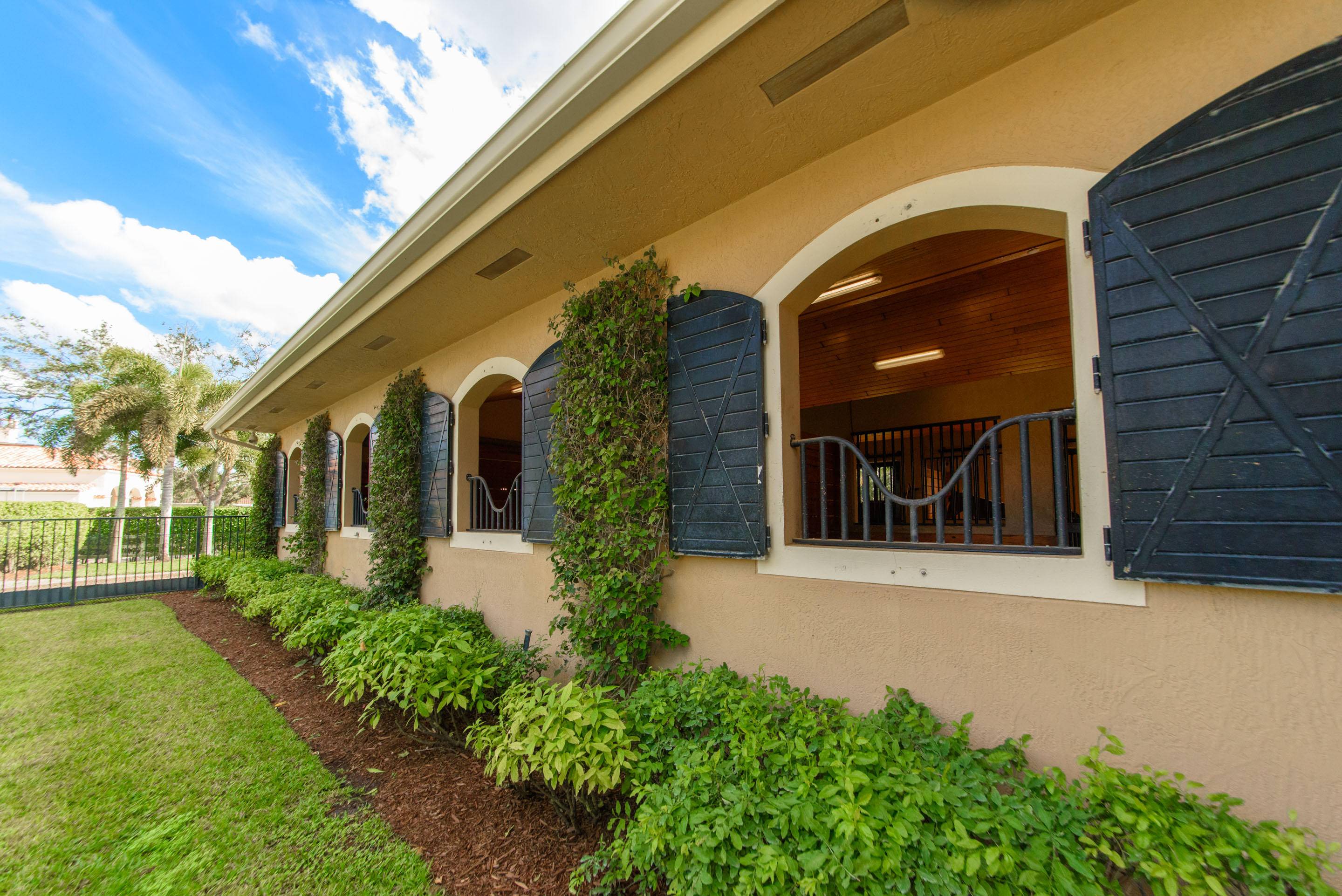 Fabulous location, very close to the Palm Beach International Equestrian Center, you will find this charming 8 stall center aisle barn available so practical and convenient !