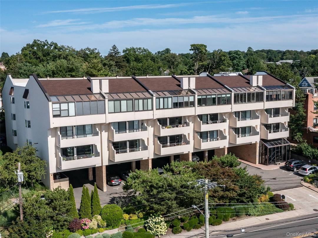 Experience waterside living at its best !