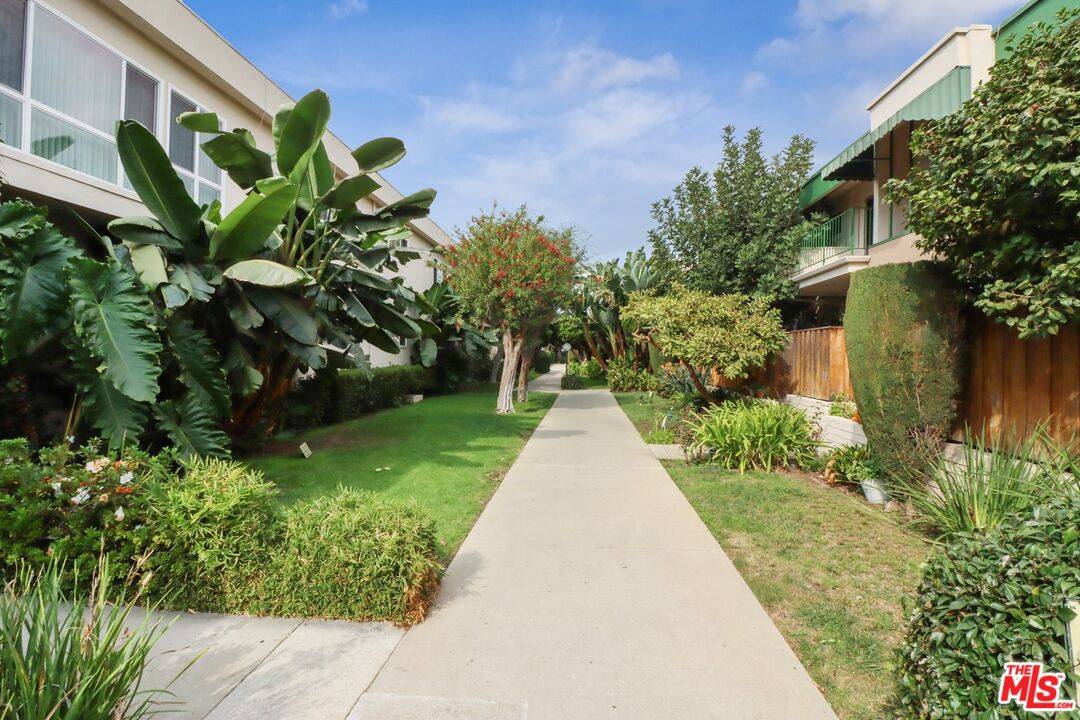 11121   Queensland St 2BR La