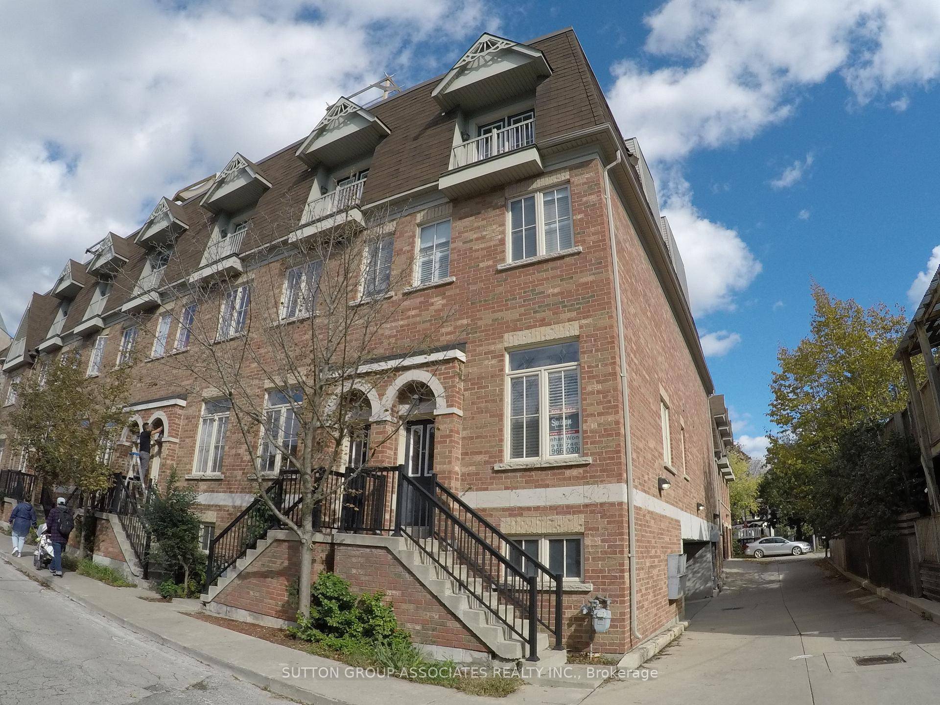 Available May 1st. This executive end unit 2 1 bedroom den can be used as a third bedroom, 3 storey townhouse in Corktown offers luxurious city living with a 315 ...