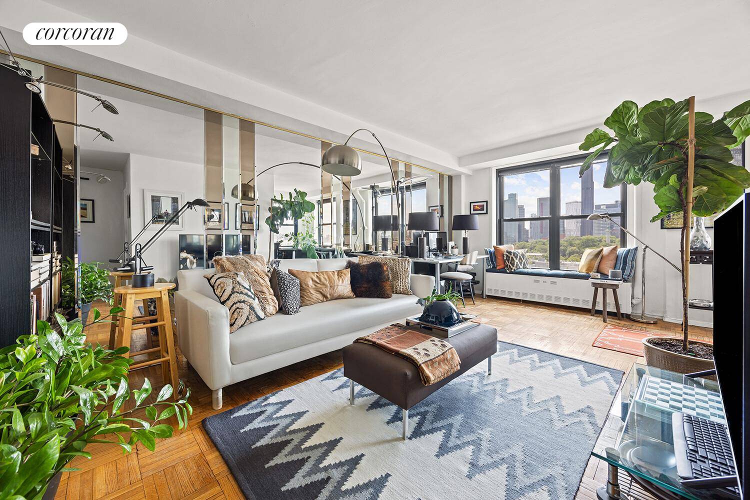 Incomparable views ! This top floor residence in the heart of historic Clinton Hill offers stunning open views of Brooklyn and Manhattan from the Empire State Building to the Brooklyn ...