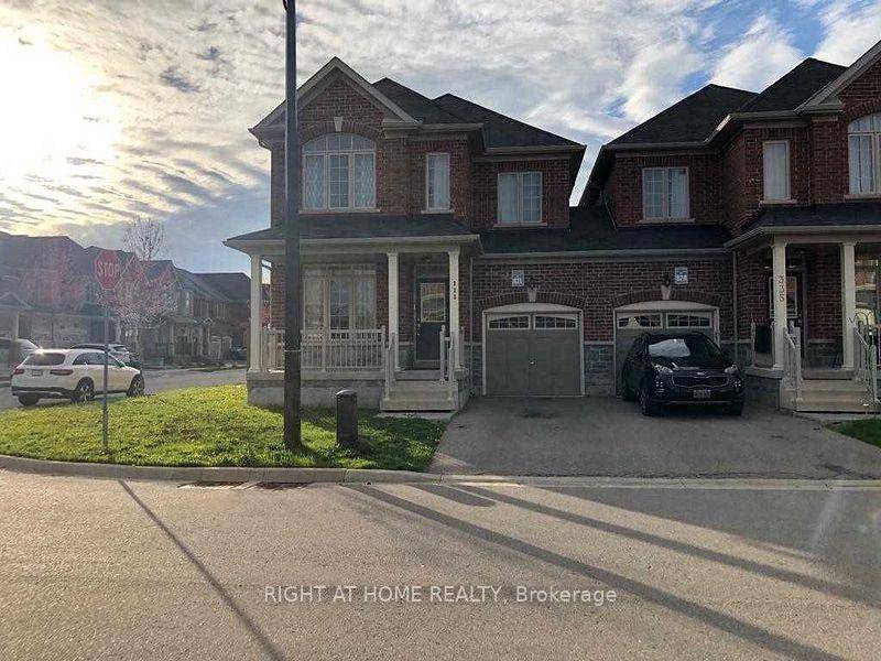 Spectacular corner lot home in great neighbourhood !