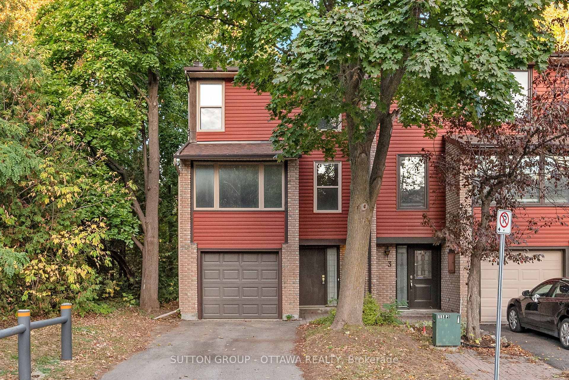 Spacious 1, 700 SF end unit townhouse in Britannia with walk out basement.