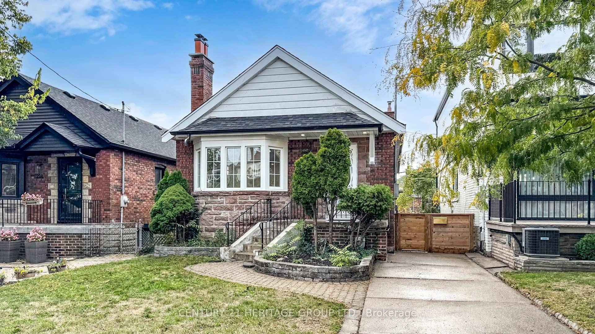Welcome to This Charming 2 2 Bedroom Bungalow with 1 1 Bathrooms, 1 1 Kitchens, And 1 1 Laundries.