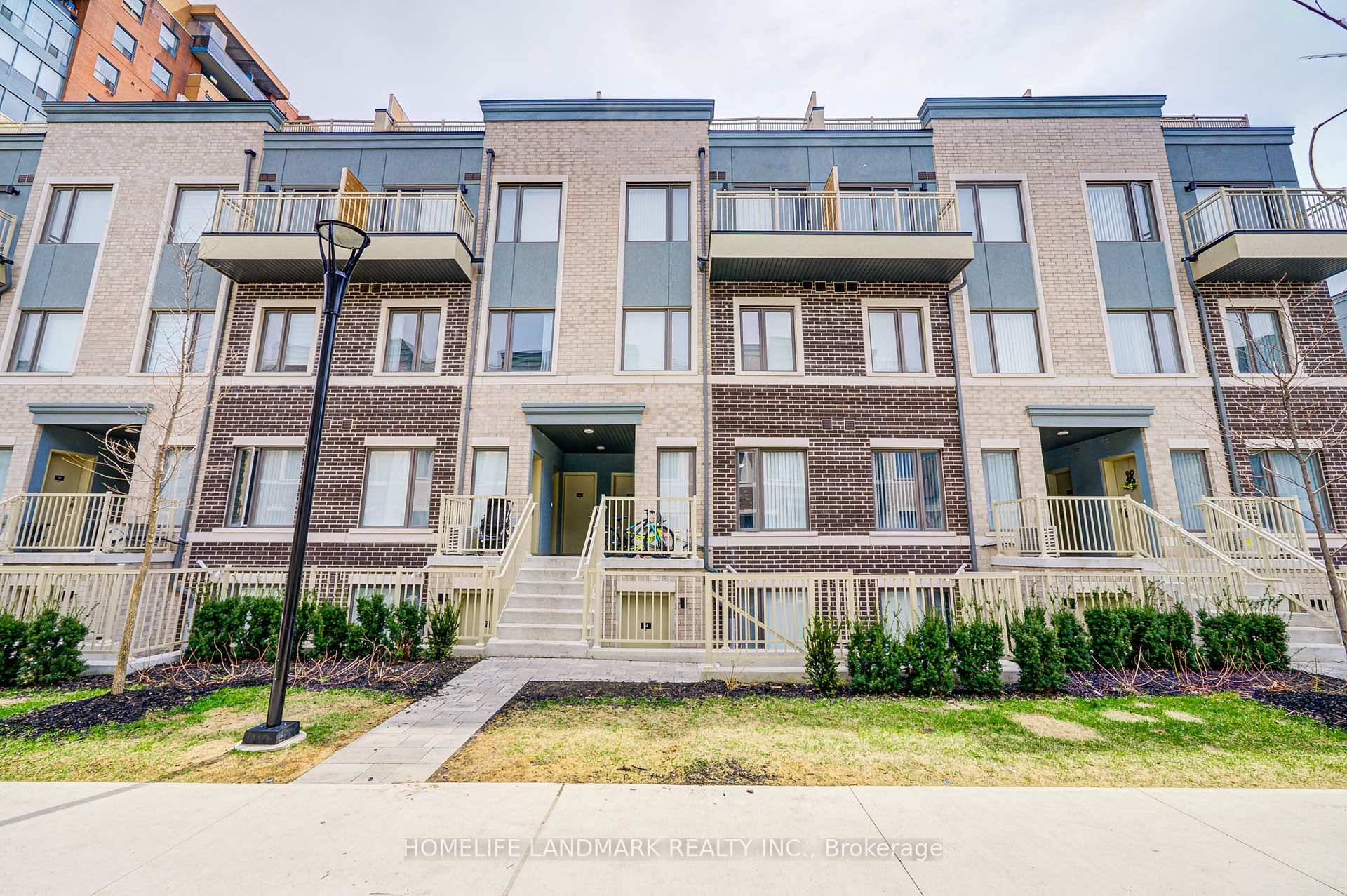 Don't miss this incredible opportunity to own a stylish 2 bedroom stacked condo townhouse in the highly sought after Lake amp ; Town community, perfect for first time buyers or ...