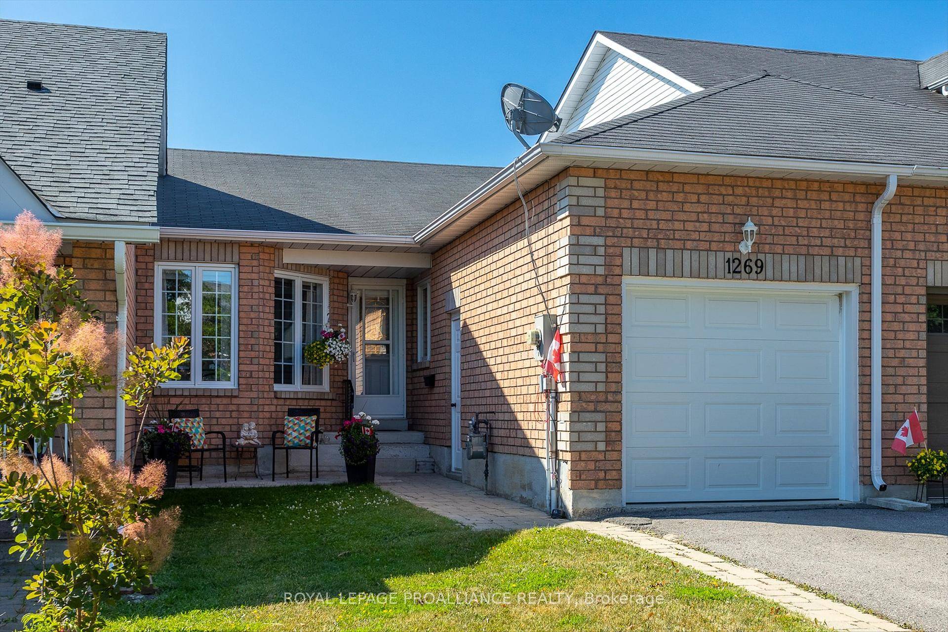 Lovely sought after area of Peterborough, this fabulous location backs onto a ravine park greenspace and no neighbors' behind.