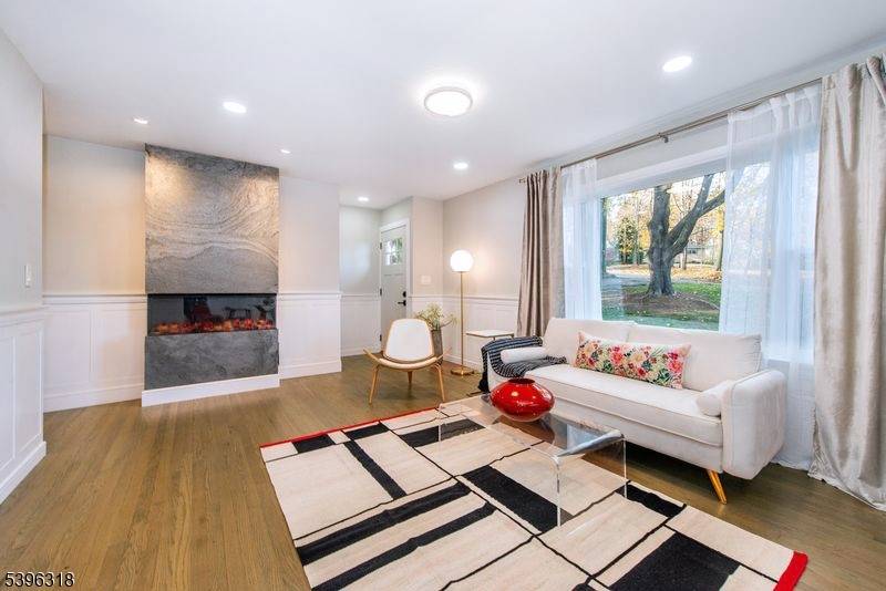 Do you want to live in a peaceful setting and yet be close to commuter routes, schools and shopping ?