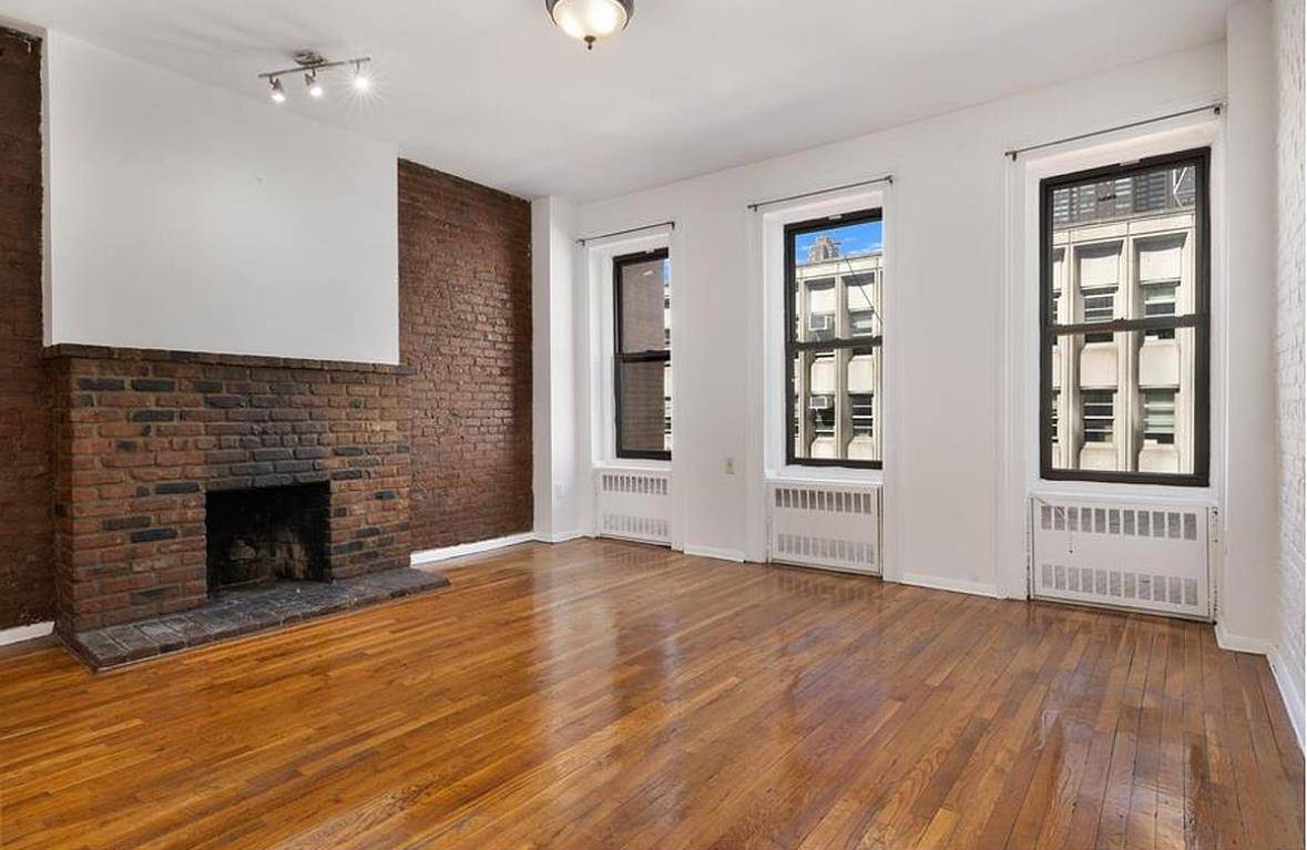 A Five Story, Prewar Mixed Use building, one commercial and 5 Free Market residential units.