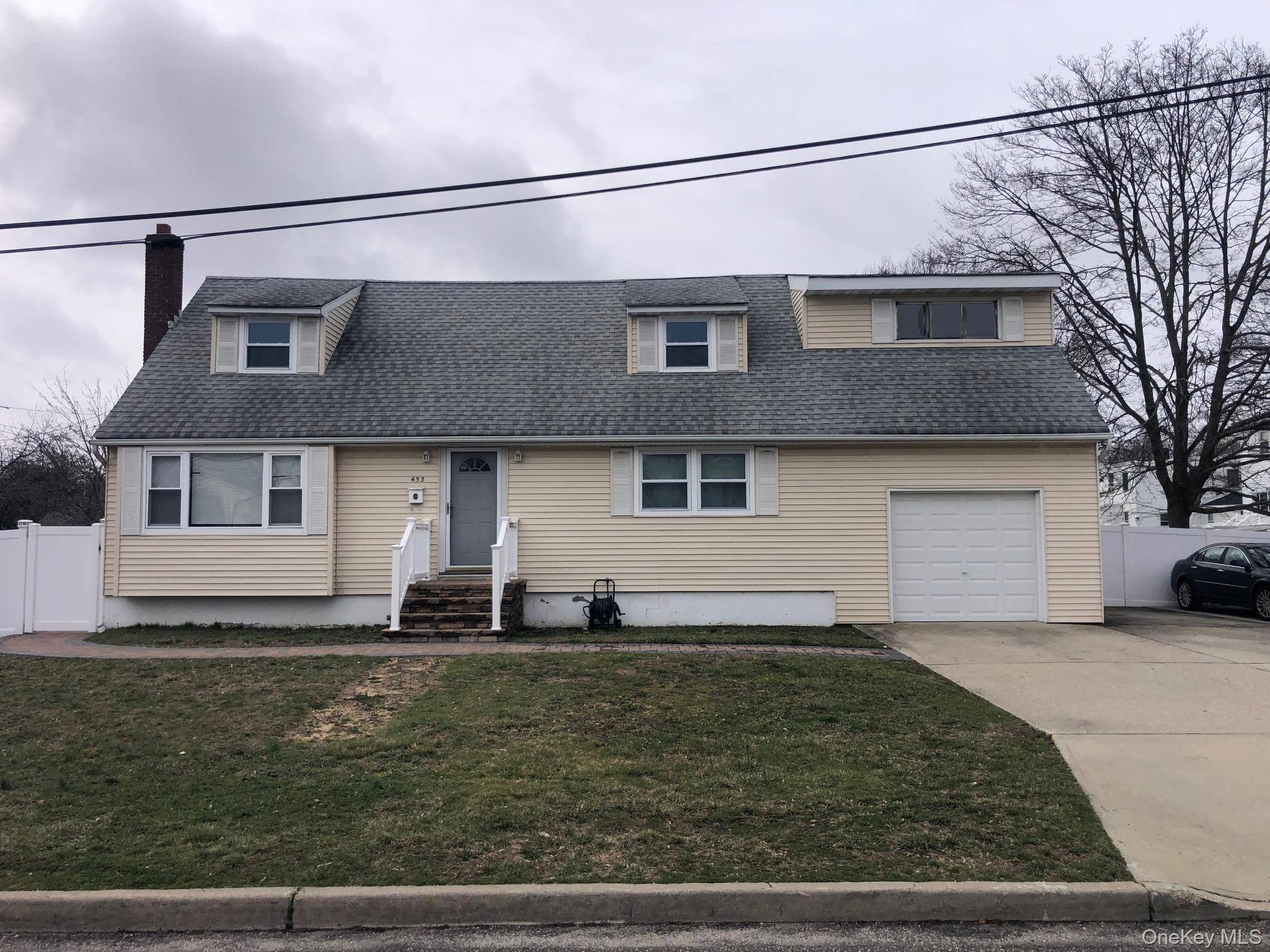 Welcome to 433 New York Avenue, Lindenhurst NY 11757.