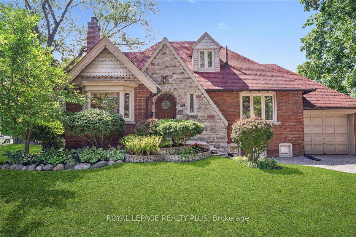 Discover this updated 2 bedroom, 3 bath home in the heart of The Kingsway, one of Toronto's most coveted neighbourhoods.