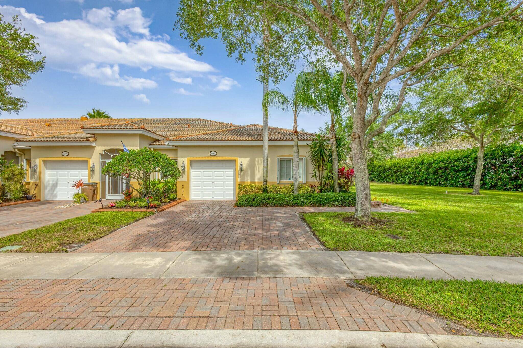 This 3 bedroom, 2 bathroom end unit villa in the prestigious Baywinds community offers breathtaking lake views from its extended screened lanai, great room, and upgraded kitchen.