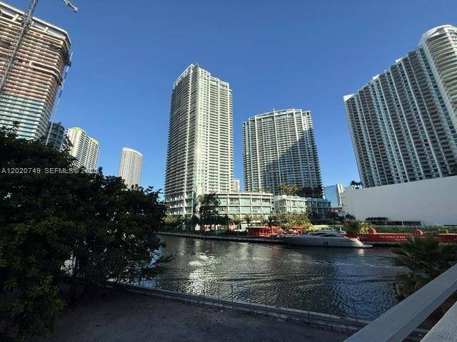 Amazing 2 bed 2 bath, with gorgeous river and city views.