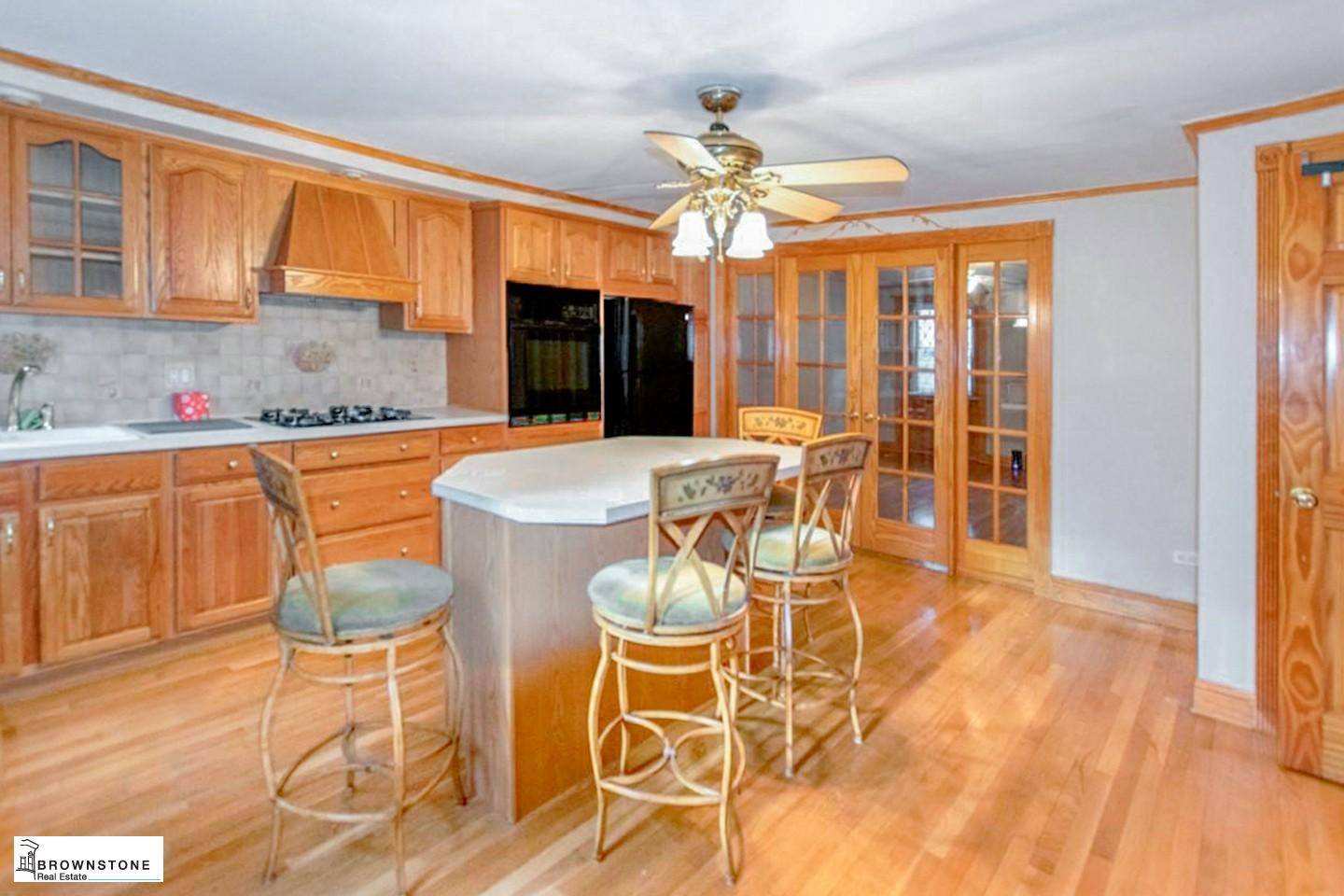 Between Clinton and Henry Streets, 150 Carroll Street is a charming and quiet brick townhouse on a residential, tree lined street two blocks from the subway.