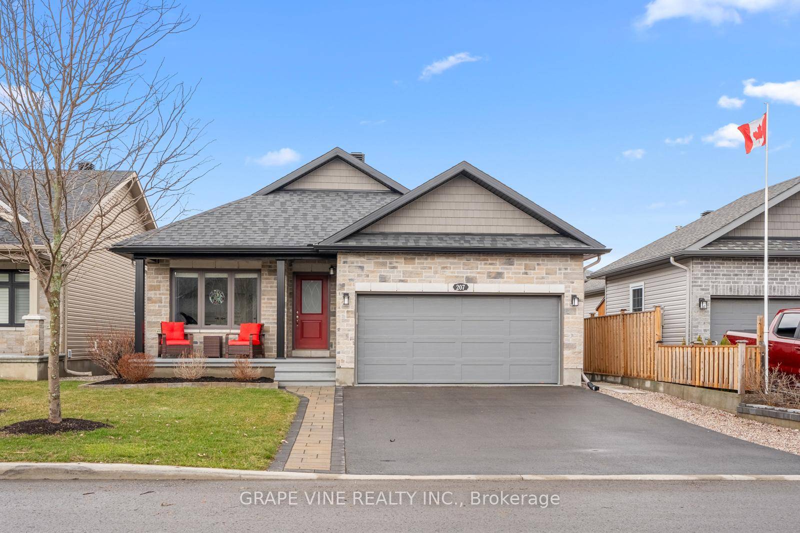 Discover this beautifully designed home located in the Mill Run subdivision in Almonte.