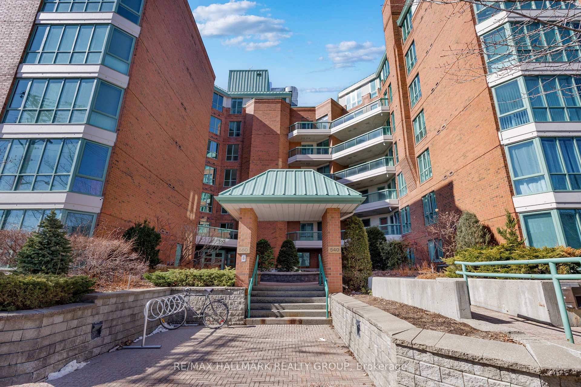Welcome to this spacious condo, located in the Glebe Annex, walkable to Dows Lake, Commissioners Park, Dominion Arboretum, Little Italy and the Glebe.