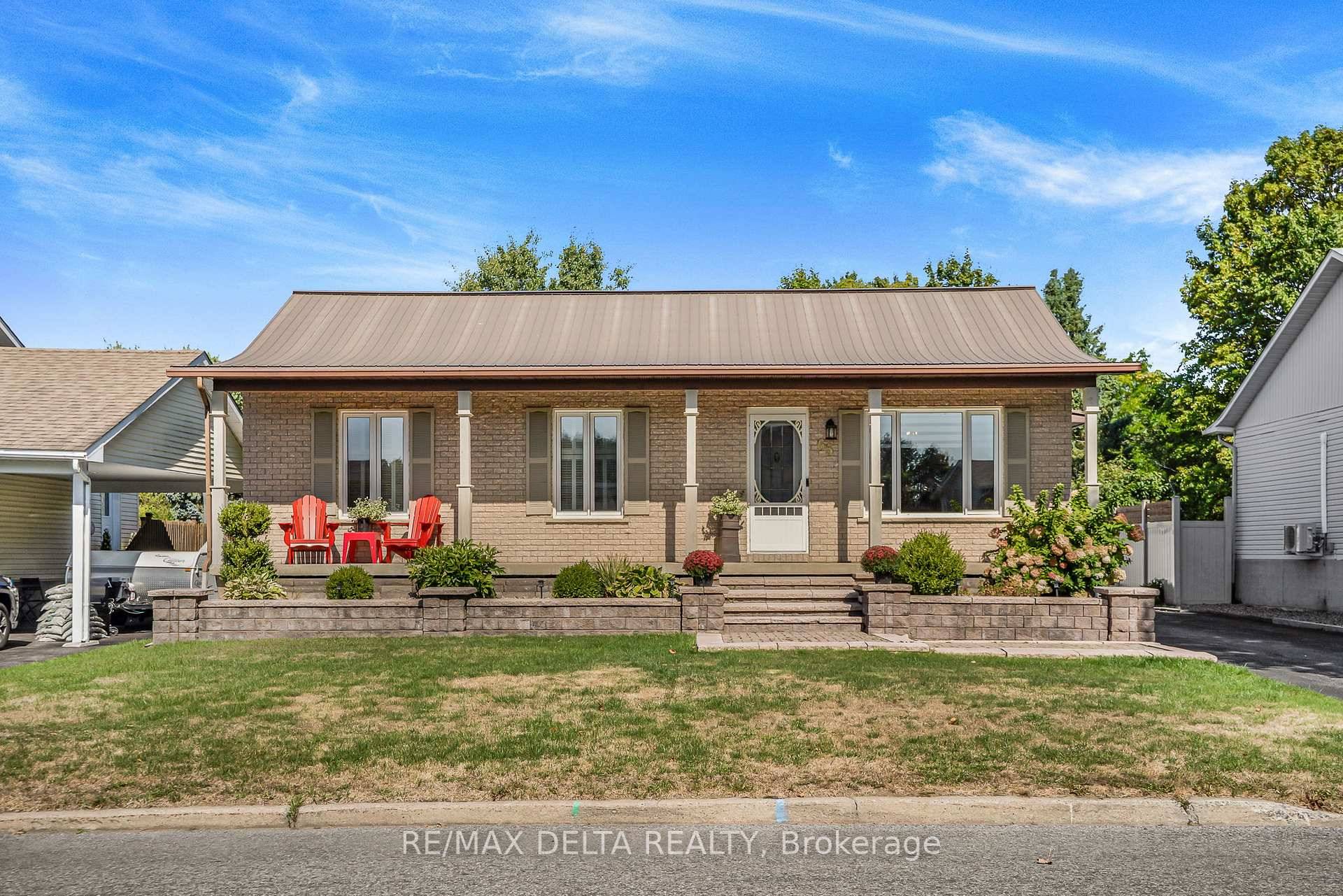 So easy to love, this beautiful 2 1 bedroom home has many extras !