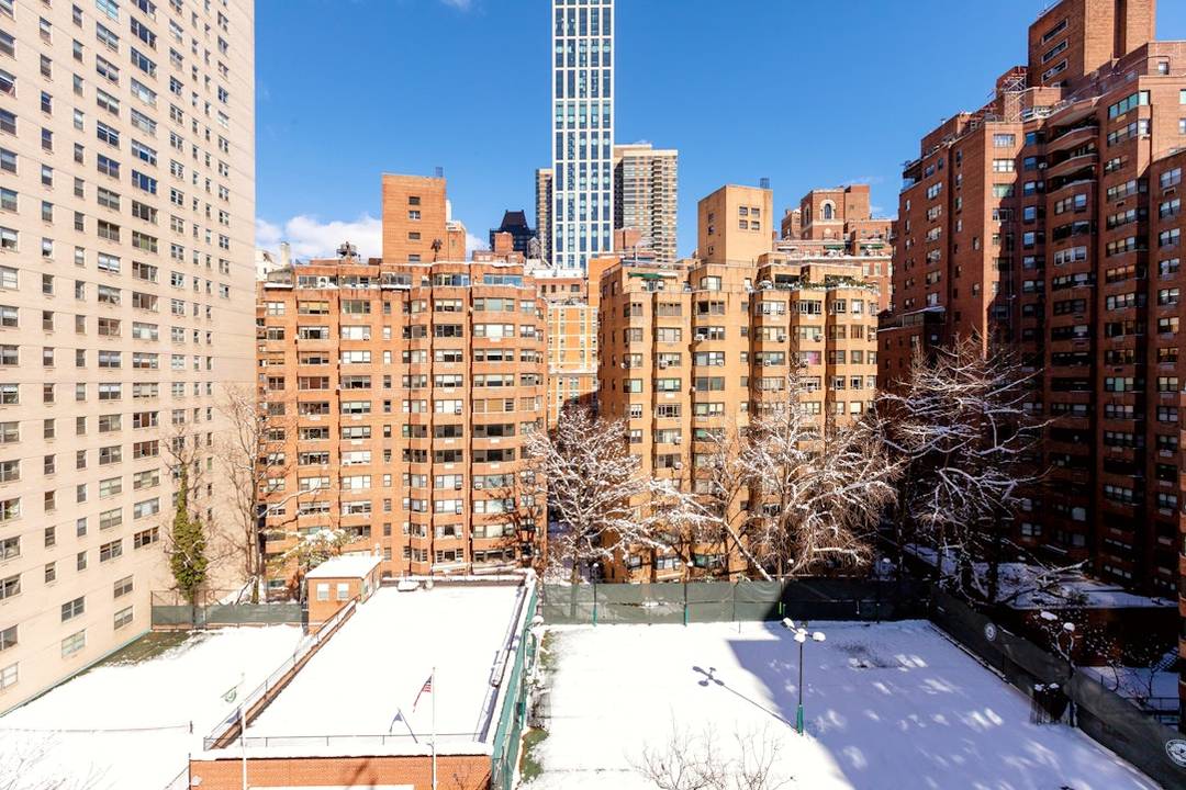 Move In Ready Junior 4 Convertible 2 Bedroom !