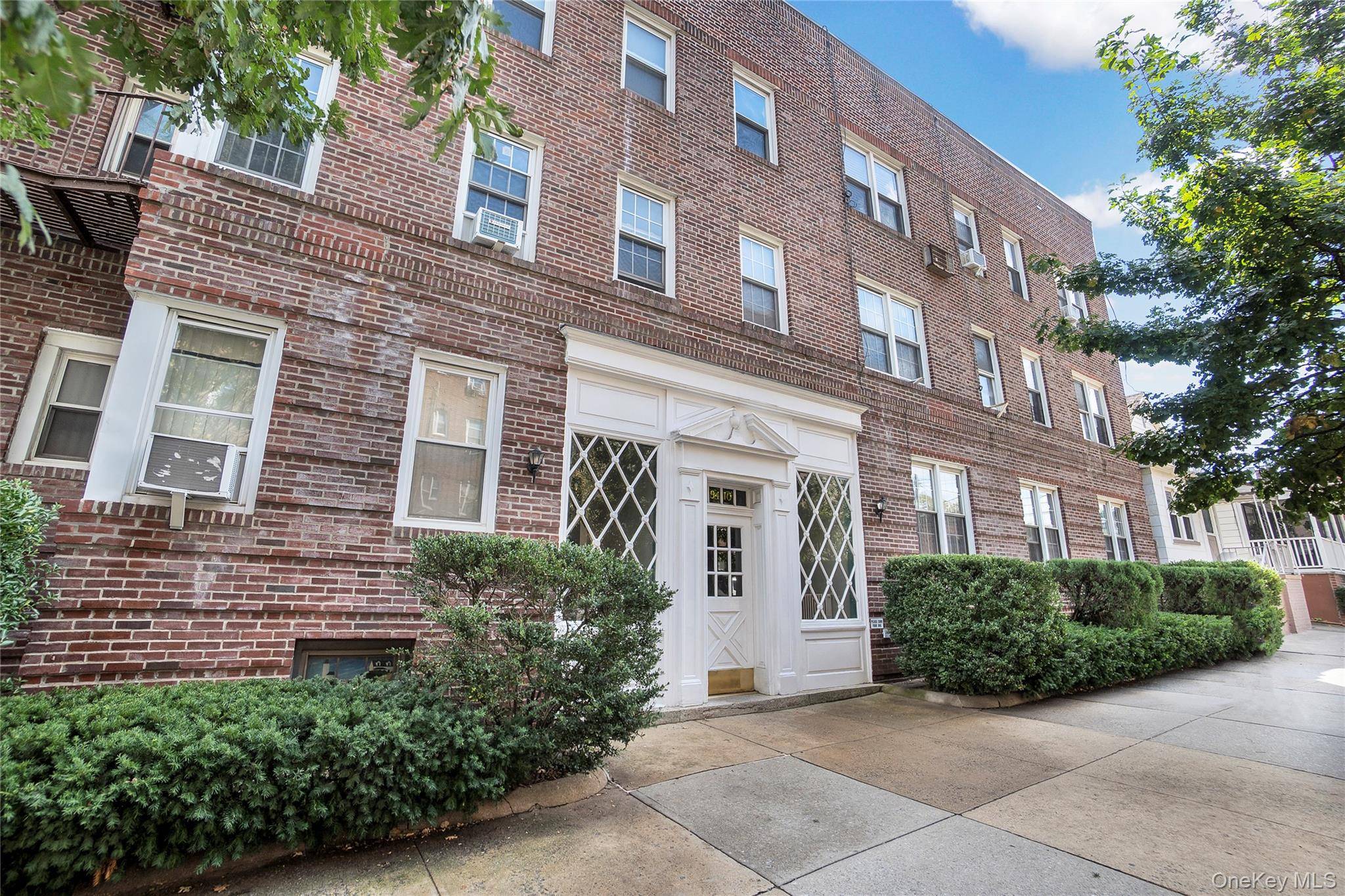 Rarely Available Spacious 3 Bedroom Condo in Prime Rego Park For Sale or Rent Don t miss this beautifully renovated and rarely available 3 bedroom condo located in a highly ...