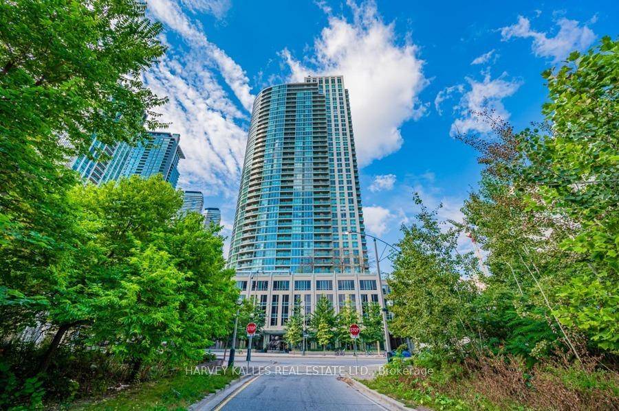 Welcome to this Spacious Sunfilled 2 Bedroom 2 Bathroom Den this lovely amp ; functional home offering tremendous value right in the heart of downtown !