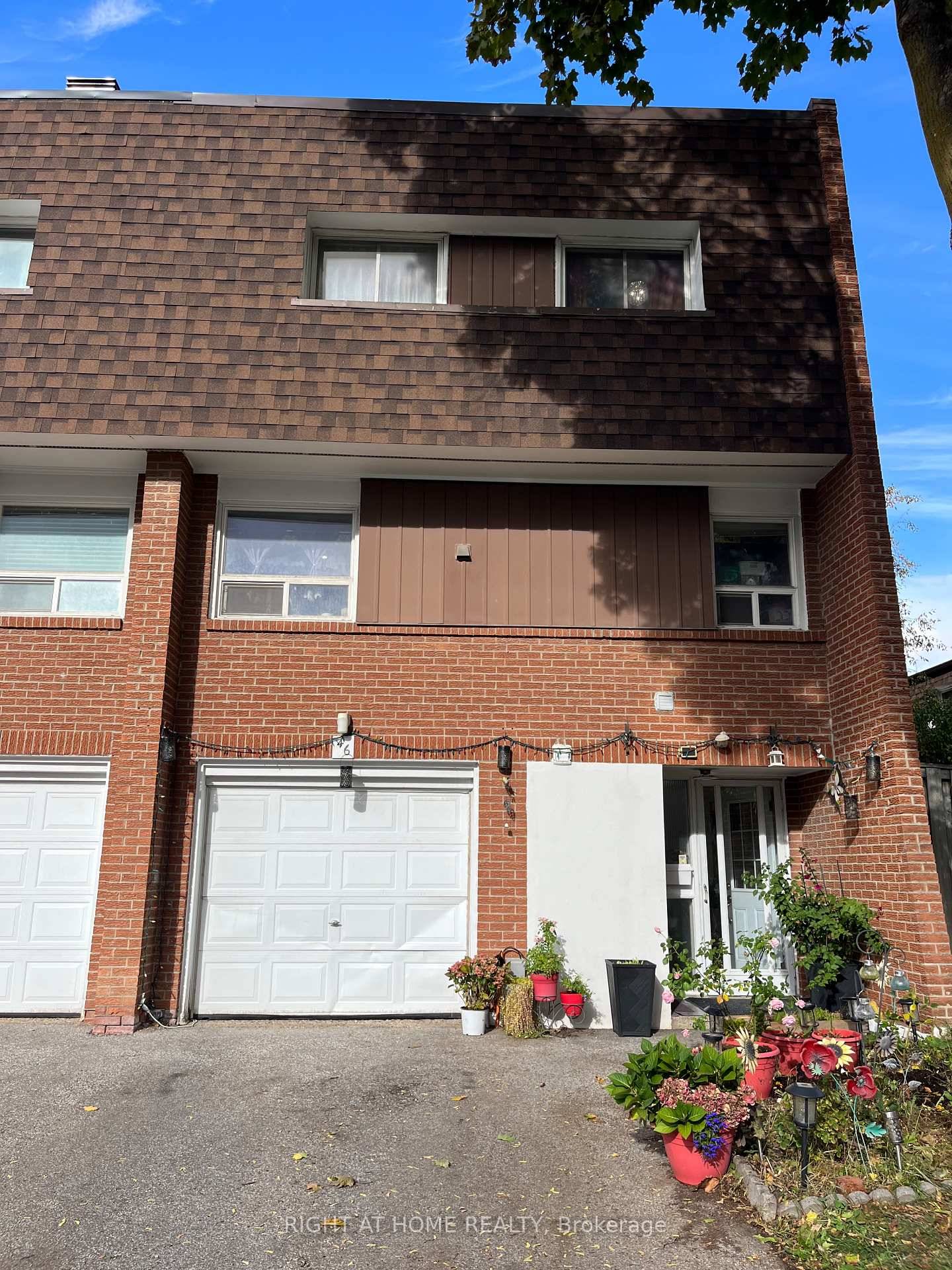 4 Br Townhouse like a semi detached corner unit.
