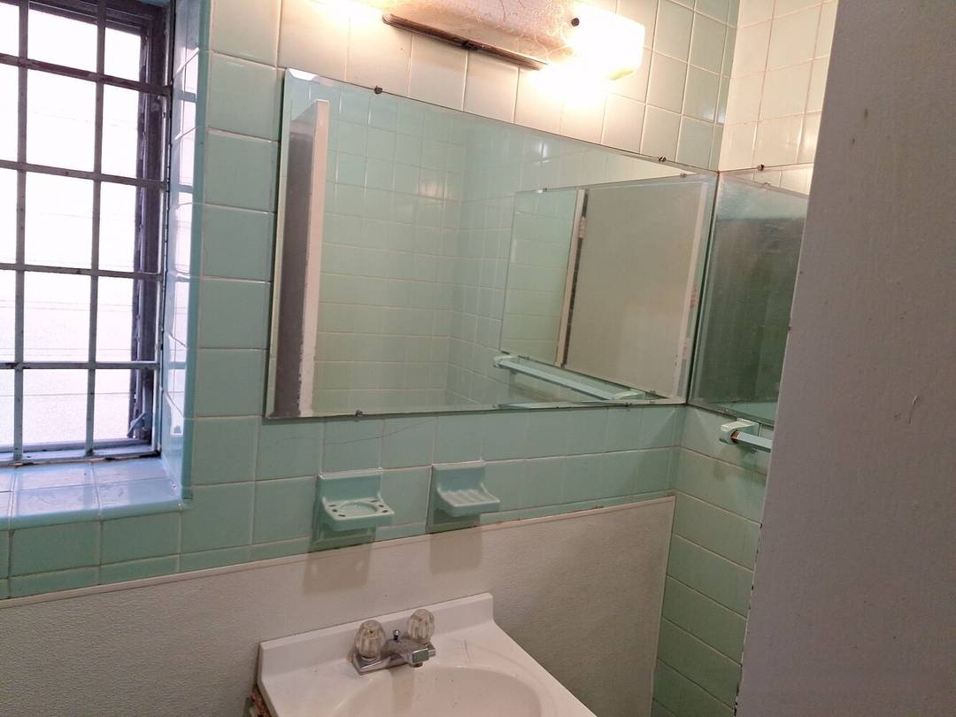 Big and beautiful mixed use building with landmark designation, consisting mostly of residential apartments with the exception of a studio office on the first floor and a meeting hall in ...