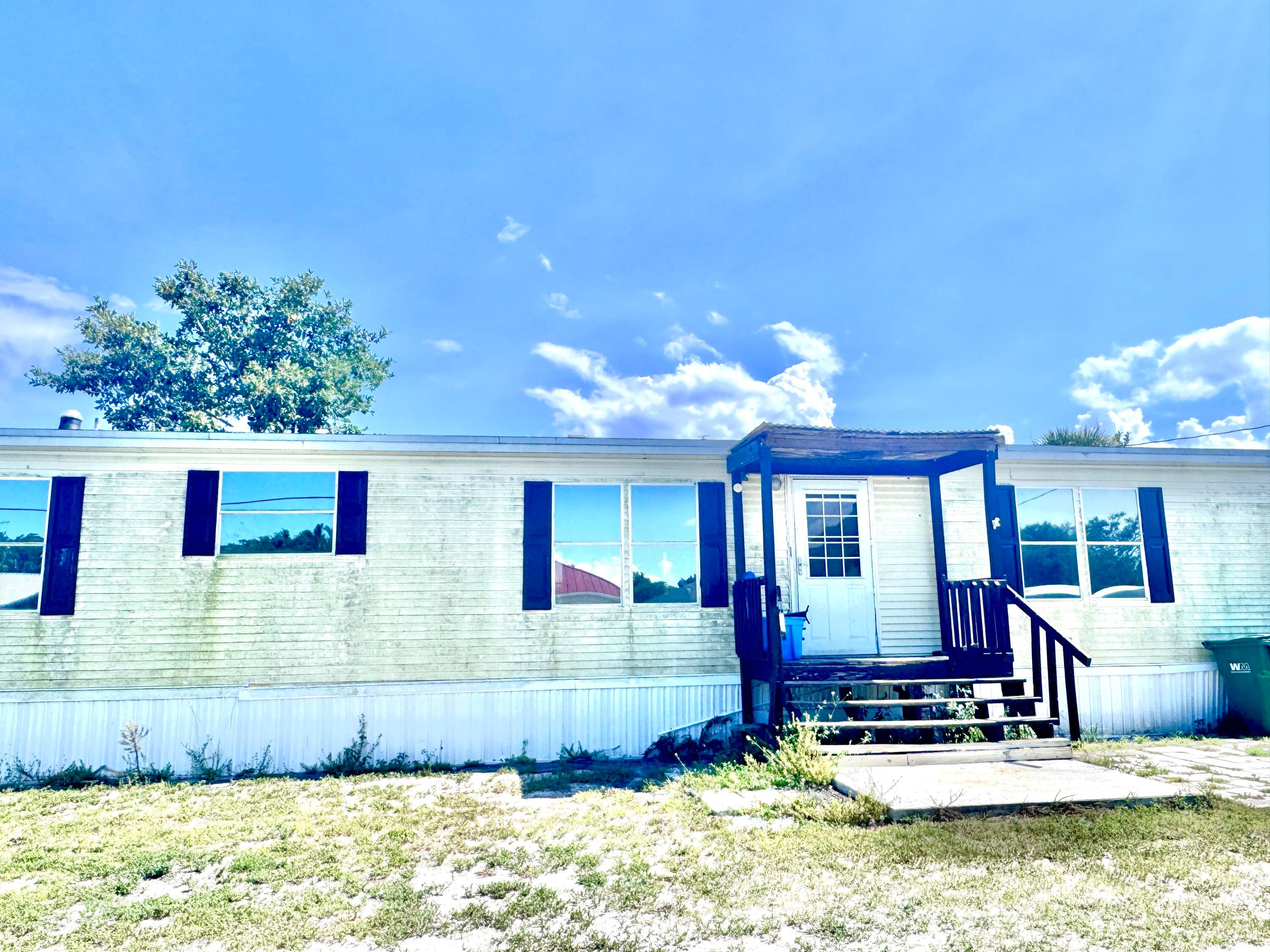 This huge Palm Harbor mobile home on almost a half acre corner lot is ready for its new owners.