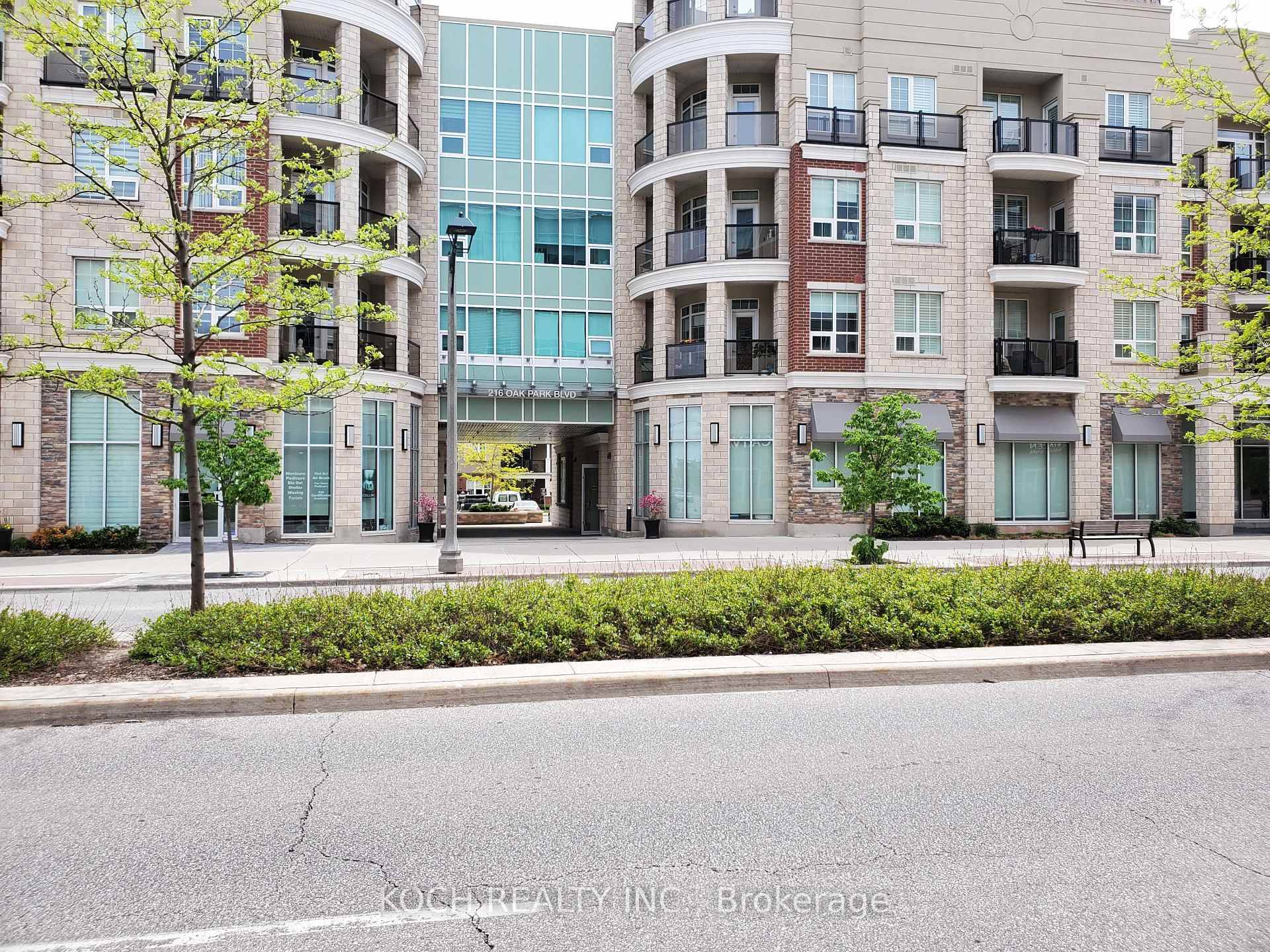 A Luxury Low Rise Apartment With Only 4 Floors Including A Private Balcony, Rooftop Terrace Overlooking Lake.