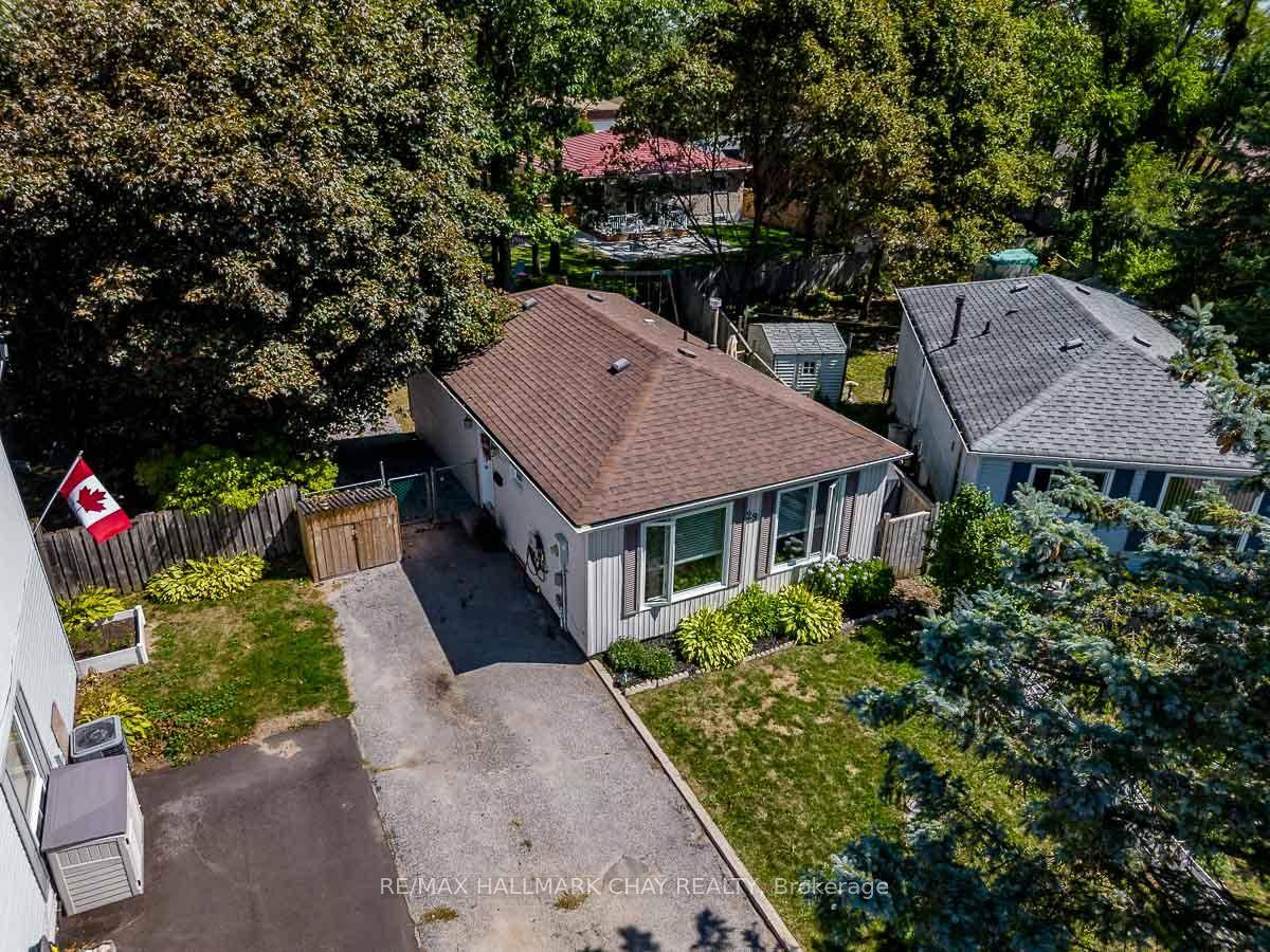 Welcome to this beautifully updated home in Barrie's sought after north end, offering 2 2 bedrooms and 2 full bathrooms.