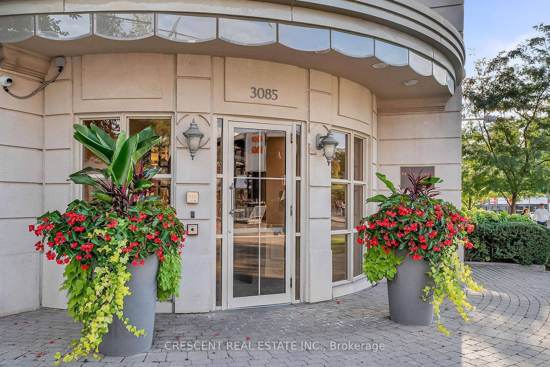 Welcome to this exceptional 1, 300 square foot, 2 bedroom, 2 bathroom penthouse condominium in the prestigious Montgomery building, located in the heart of The Kingsway.