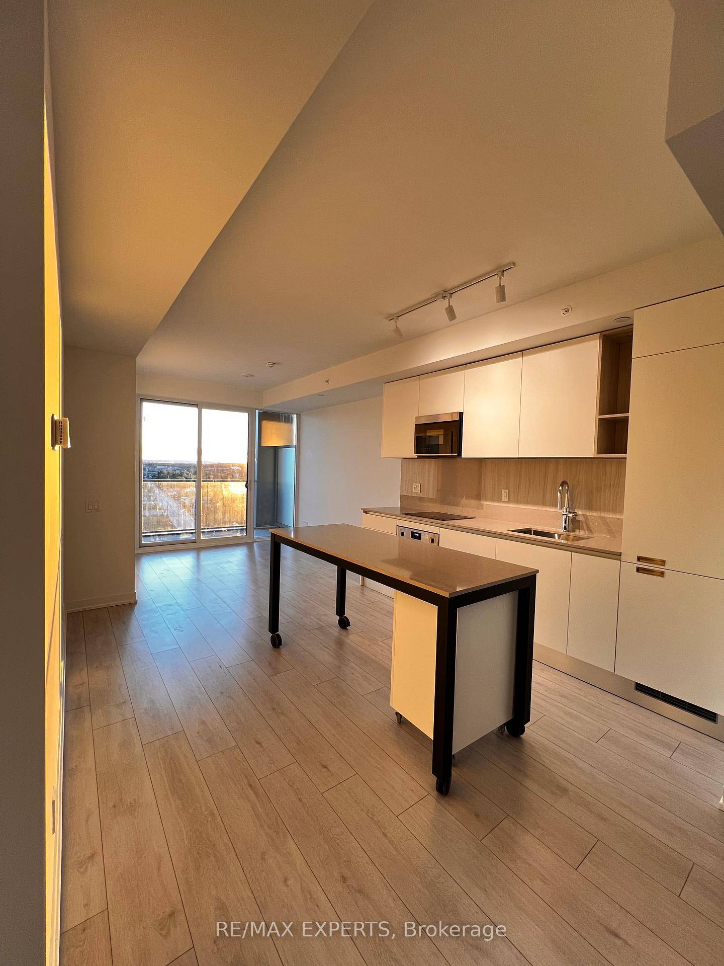 Welcome To Luxury Defined Living In The Heart Of Downtown Barrie City Centre !