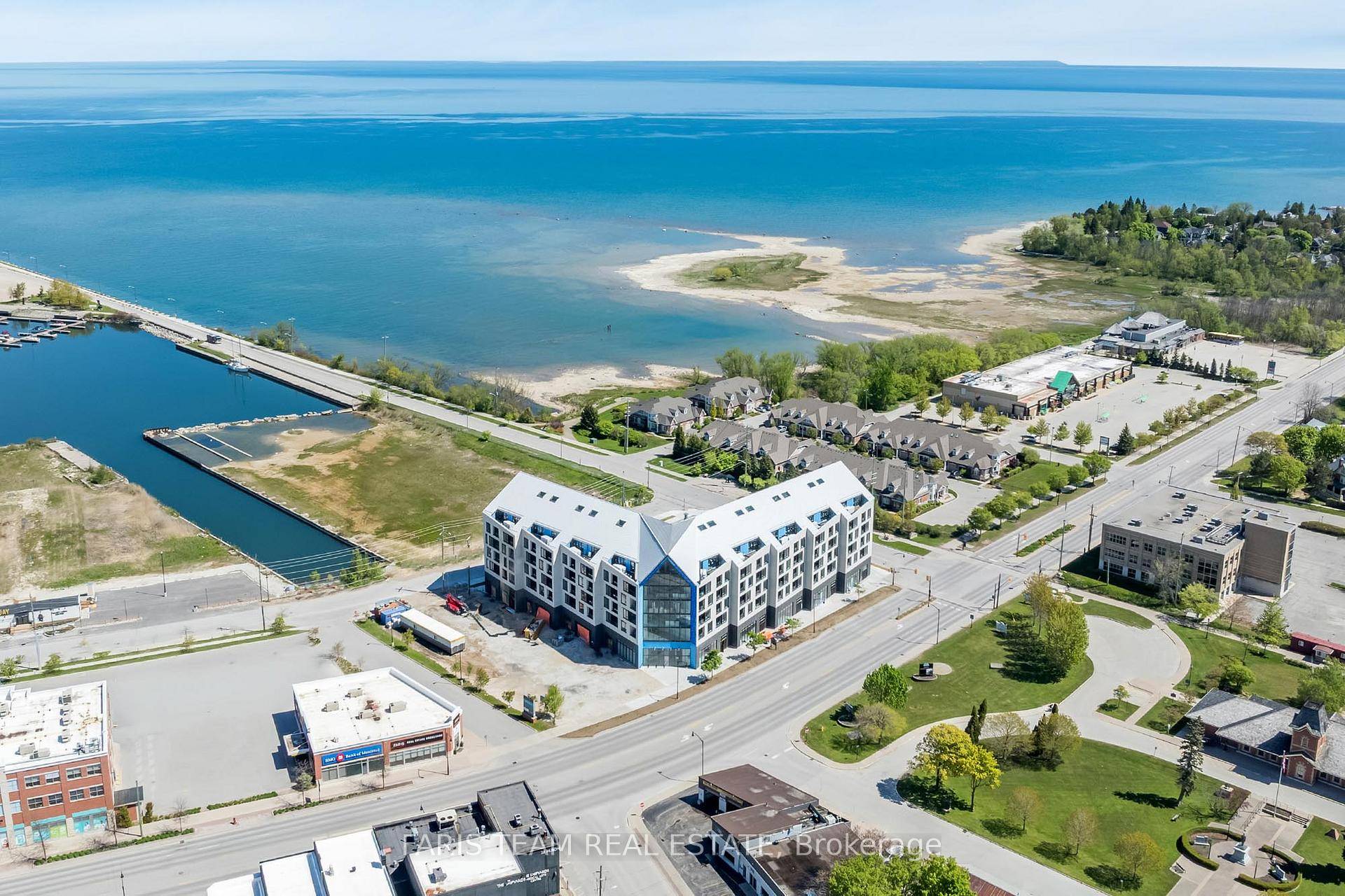 Top 5 Reasons You Will Love This Condo 1 One of the last remaining opportunities to own at Harbour House, Collingwood's newest waterfront inspired community, perfectly positioned steps from the ...
