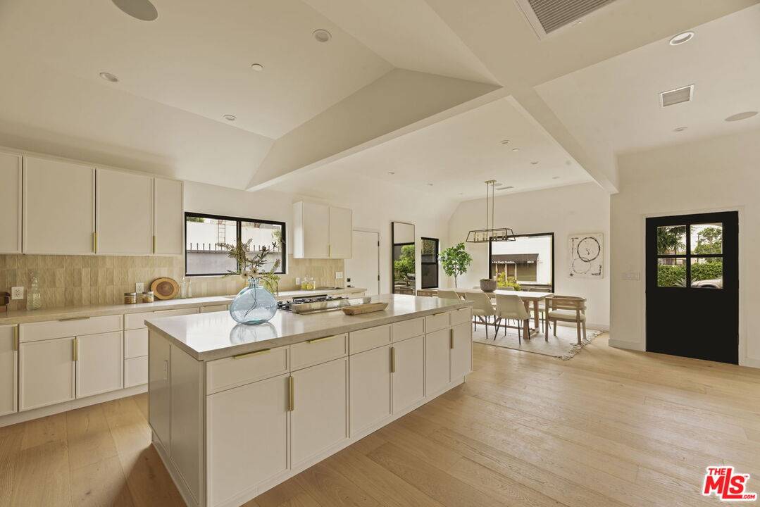 2370   Kelton Ave 7BR La