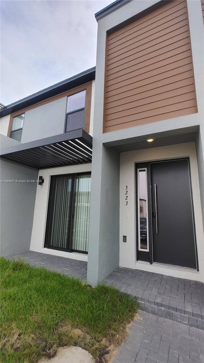 BRAND NEW CONSTRUCTION CONDO TOWNHOUSE FULLY FURNISHED AND EQUIPPED READY TO MOVE IN FLEXIBLE FLOOR PLANS FEATURING 3 BEDROOMS 3 BATHROOMS AND OFFICE SPACE TO ACCOMMODATE TODAY'S DEMANDING FAMILY FUNCTIONAL ...