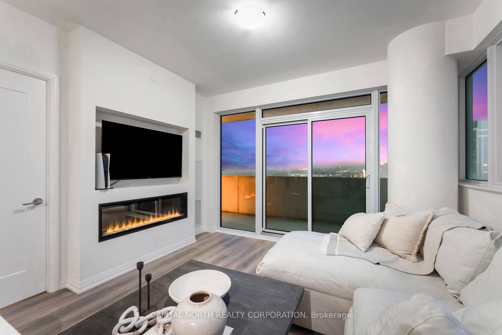 This Stunning 2 Parking, 2 Bed, 2 Bath 838 Sq.