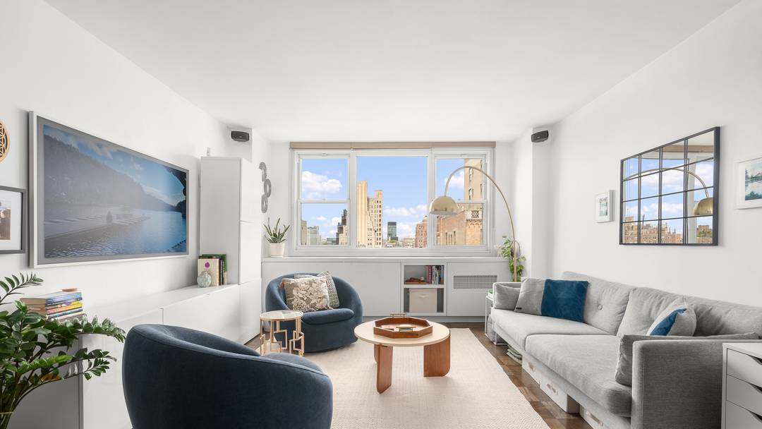 This gracious high floor one bedroom, one bathroom residence offers sweeping views over the West Village, Chelsea, and unforgettable sunsets over the Hudson River.