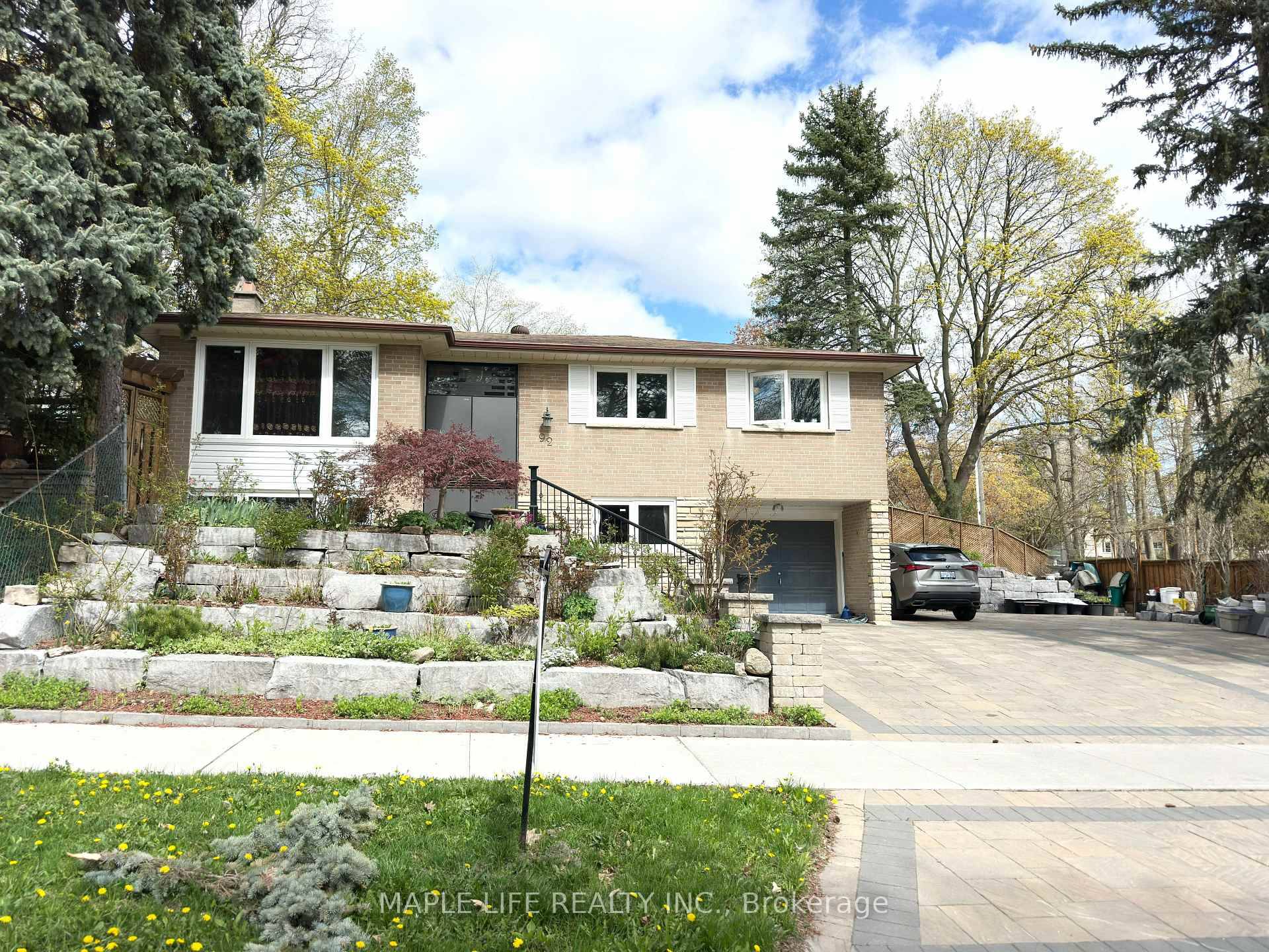 Beautiful 3 Bedroom House In Top North York Location !